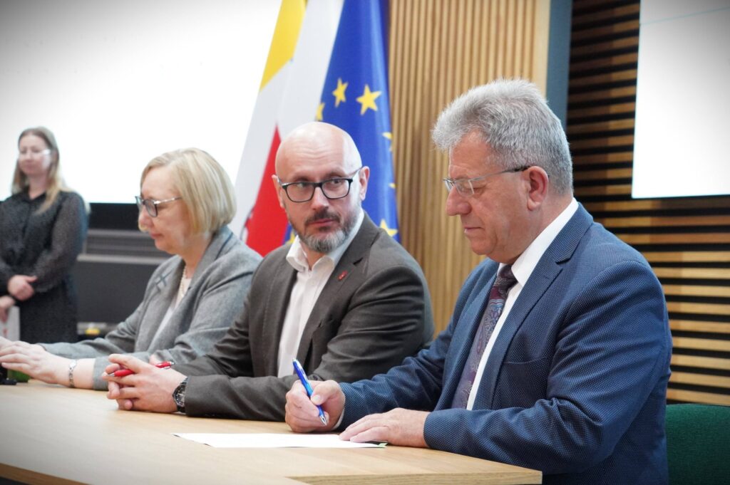 Samorządy otrzymały środki na opiekę nad seniorami i osobami niepełnosprawnymi - Radio Kielce Samorządy otrzymały środki na opiekę nad seniorami i osobami niepełnosprawnymi - Radio Kielce