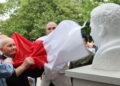 Biały pomnik przypomina bohatera i piętnuje zdrajcę
