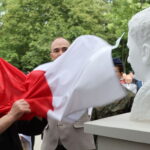 Biały pomnik przypomina bohatera i piętnuje zdrajcę