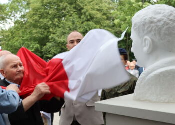 Biały pomnik przypomina bohatera i piętnuje zdrajcę