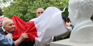 Biały pomnik przypomina bohatera i piętnuje zdrajcę