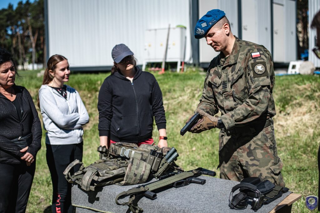 Pracownicy gminy Chęciny na wojskowym szkoleniu