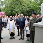 Biały pomnik przypomina bohatera i piętnuje zdrajcę - Radio Kielce