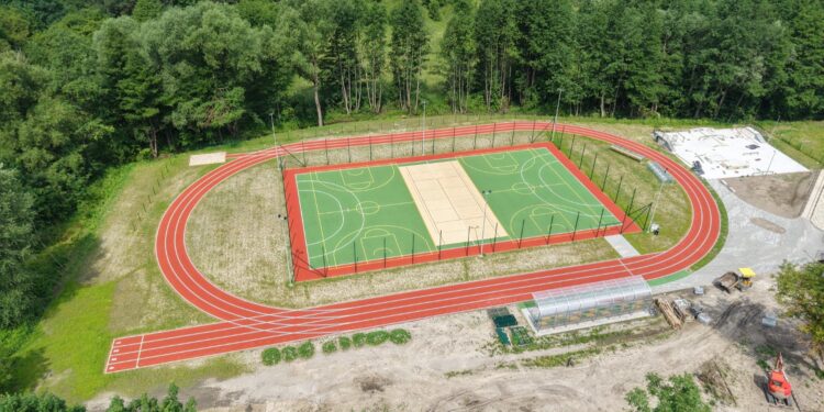 Szydłów. Skate park i boisko / Źródło: Piotr Walczak - Urząd Miasta w Szydłowie