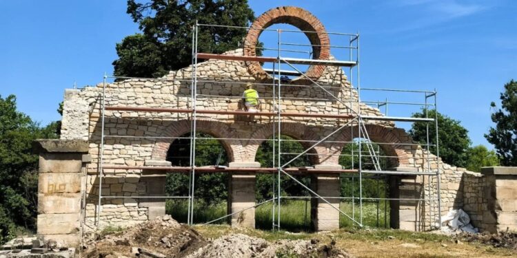 Nietulisko. Prace przy modernizacji ruin walcowni / Źródło: Facebook / Lech Łodej