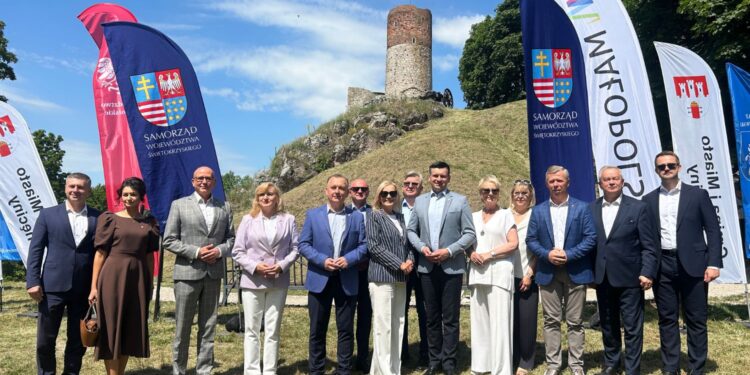 25.06.2026. Chęciny. Podpisanie listu intencyjnego przez przedstawicieli województw świętokrzyskiego i małopolskiego o wzajemnej współpracy w zakresie turystyki / Fot. Izabela Mortas-Rubak - Radio Kielce