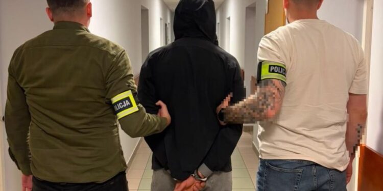 Pałkami teleskopowymii zniszczyli samochód i pobili znajdującą się w nim parę - Radio Kielce Pałkami teleskopowymii zniszczyli samochód i pobili znajdującą się w nim parę