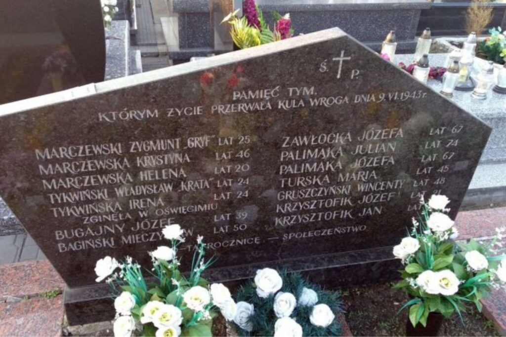 Biały pomnik przypomina bohatera i piętnuje zdrajcę - Radio Kielce
