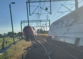 Zderzenie pociągów; ruch kolejowy wstrzymany