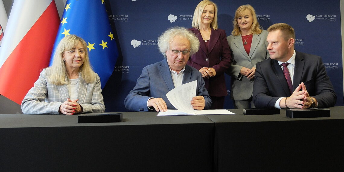 11.06.2026. Kielce. Podpisanie umowy na budowę oraz instalację odnawialnych źródeł energii wraz z magazynami energii / Fot. Jarosław Kubalski - Radio Kielce
