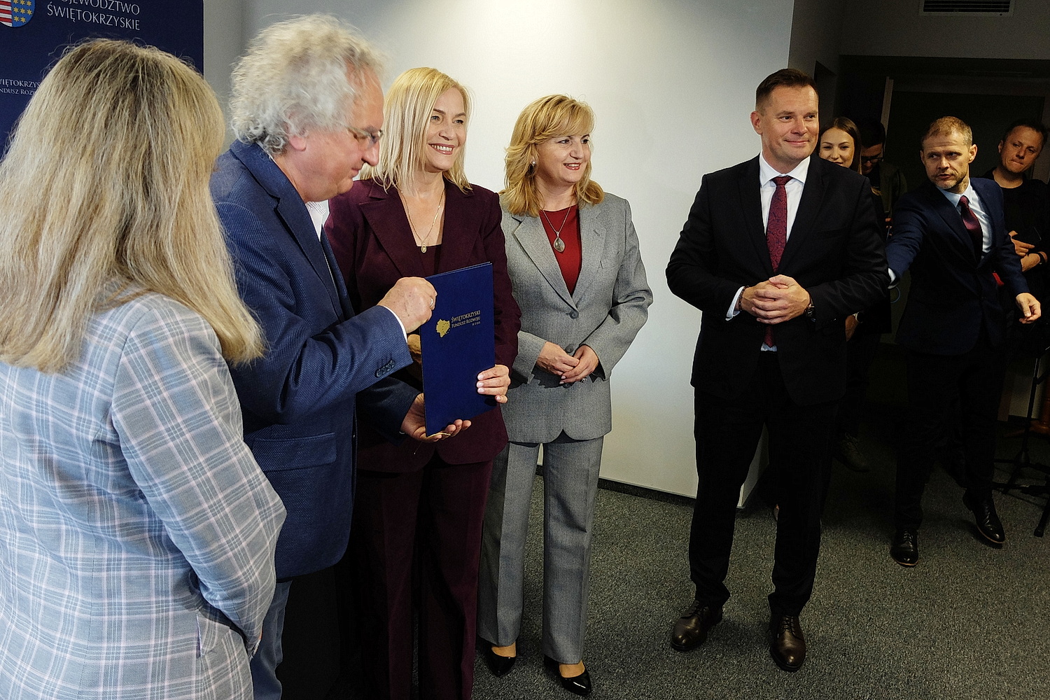 11.06.2026. Kielce. Podpisanie umowy na budowę oraz instalację odnawialnych źródeł energii wraz z magazynami energii / Fot. Jarosław Kubalski - Radio Kielce