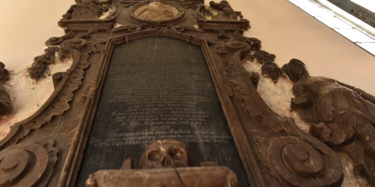 22.06.2026. Końskie. Kolegiata św. Mikołaja w Końskich. Epitafium Jana Małachowskiego - remont / Fot. Magdalena Galas-Klusek - Radio Kielce