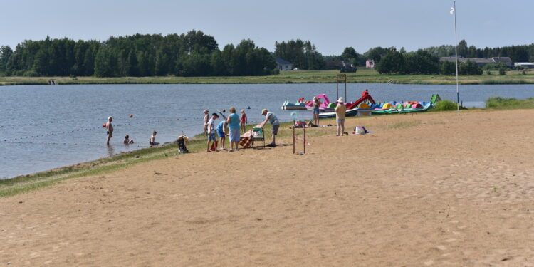 Nie każdy wybiera zatłoczone plaże - Radio Kielce Radoszyce. Zalew Antoniów. / Fot. Magdalena Galas-Klusek - Radio Kielce