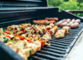 Grill, lody i wakacyjne wyjazdy. Jak jeść latem zdrowiej bez dużych wyrzeczeń i restrykcji?