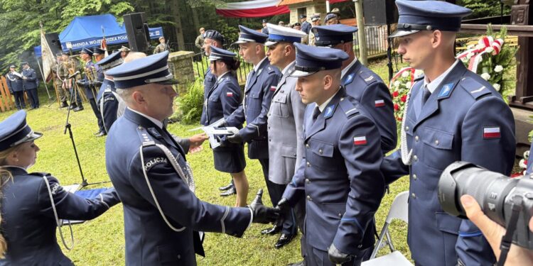 Siedmiu policjantów z Honorową Odznaką Zasługi imienia „Ponurego" - Radio Kielce Siedmiu policjantów z Honorową Odznaką Zasługi imienia „Ponurego"