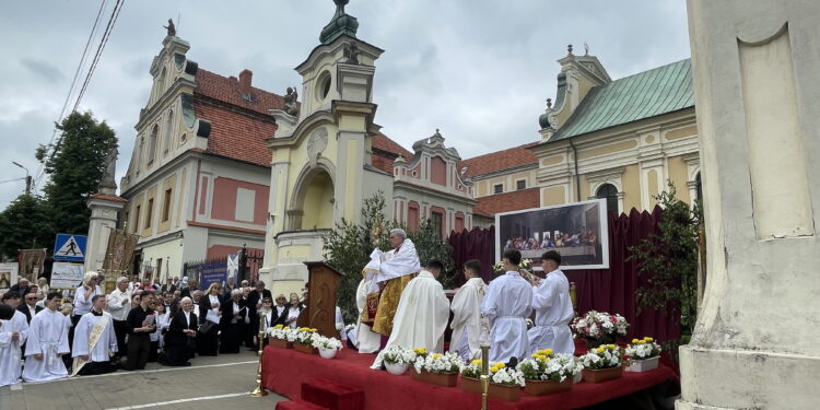 Biskup Nitkiewicz: spotkanie z Jezusem w Eucharystii dodaje otuchy w świecie pełnym niepokojów