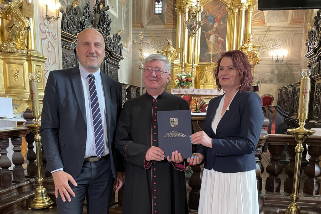 Księga zawierająca gospodarskie zapiski kolegiaty zostanie uratowana - Radio Kielce Księga zawierająca gospodarskie zapiski kolegiaty zostanie uratowana - Radio Kielce
