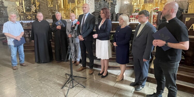 Księga zawierająca gospodarskie zapiski kolegiaty zostanie uratowana - Radio Kielce Księga zawierająca gospodarskie zapiski kolegiaty zostanie uratowana