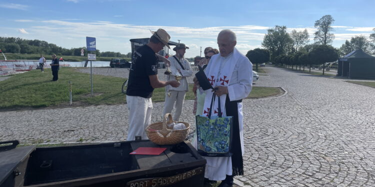 Rozpoczęły się Sandomierskie Wianki Flisackie - Radio Kielce Rozpoczęły się Sandomierskie Wianki Flisackie