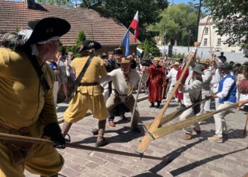 Było bardzo głośno i zaczepnie. Flisacy narozrabiali pod Bramą Opatowską