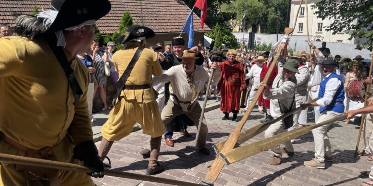 Było bardzo głośno i zaczepnie. Flisacy narozrabiali pod Bramą Opatowską - Radio Kielce Było bardzo głośno i zaczepnie. Flisacy narozrabiali pod Bramą Opatowską