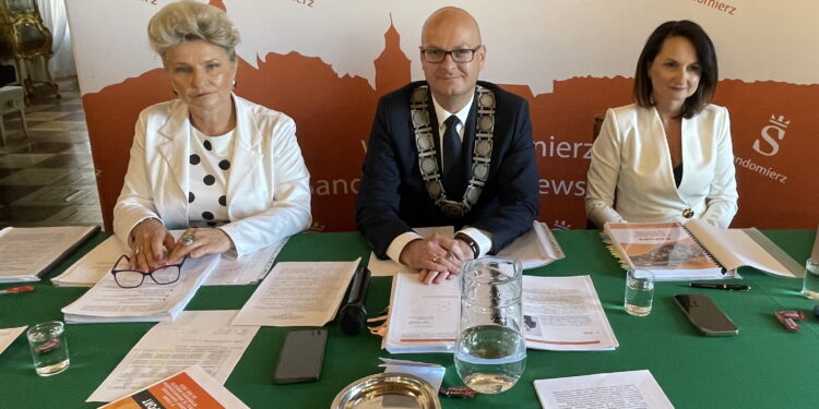 Burmistrz z absolutorium i z wotum zaufania - Radio Kielce Burmistrz z absolutorium i z wotum zaufania