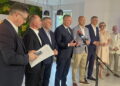 Wiceminister obrony narodowej z wizytą w cementowni - Radio Kielce Wiceminister obrony narodowej z wizytą w cementowni