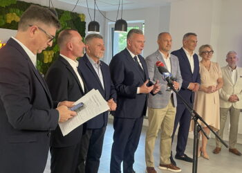 Wiceminister obrony narodowej z wizytą w cementowni