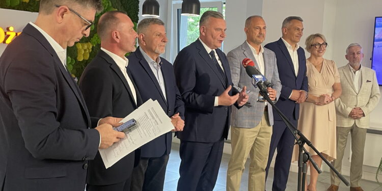 Wiceminister obrony narodowej z wizytą w cementowni - Radio Kielce Wiceminister obrony narodowej z wizytą w cementowni