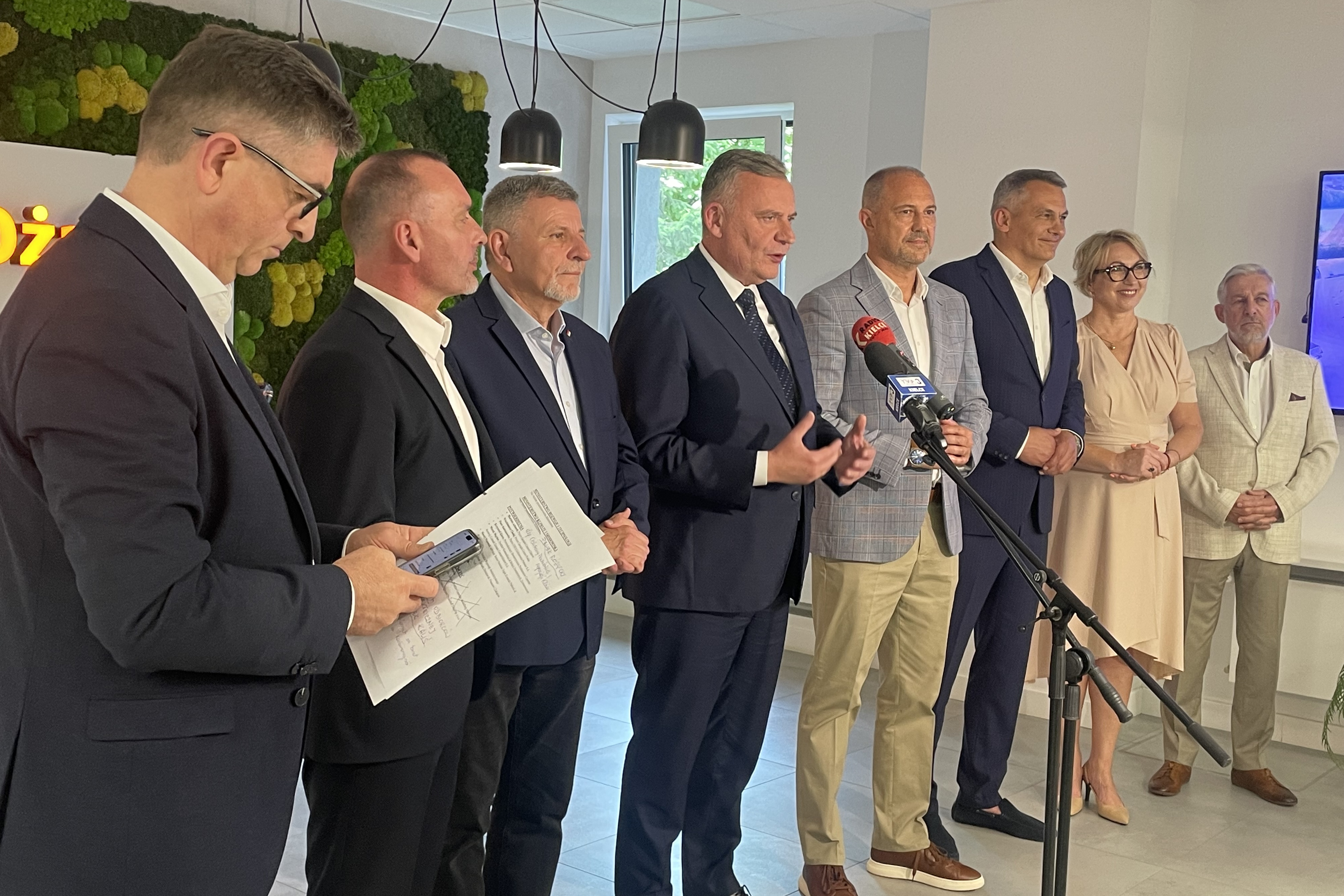 Wiceminister obrony narodowej z wizytą w cementowni