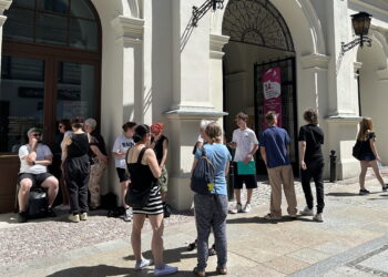 Chętnych na spędzenie wieczoru w teatrze przybywa