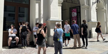 Chętnych na spędzenie wieczoru w teatrze przybywa
