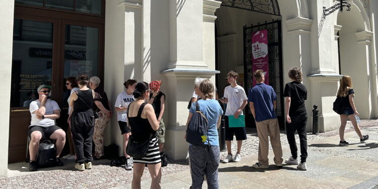 Chętnych na spędzenie wieczoru w teatrze przybywa - Radio Kielce Chętnych na spędzenie wieczoru w teatrze przybywa