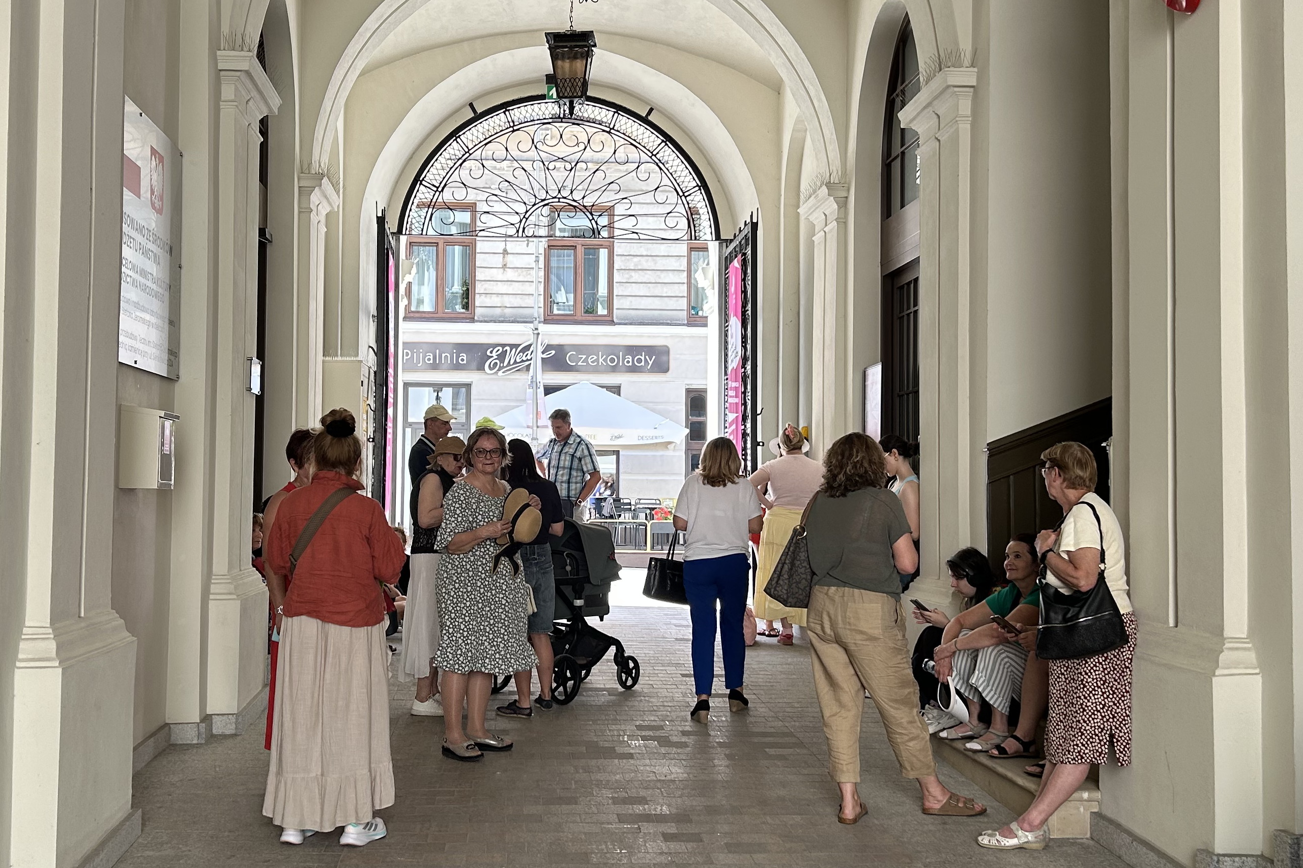 Chętnych na spędzenie wieczoru w teatrze przybywa