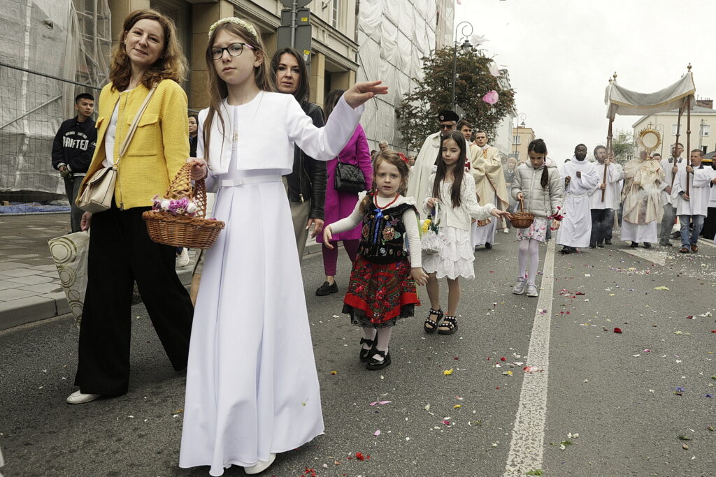 Manifestowali wiarę w procesji Bożego Ciała - Radio Kielce