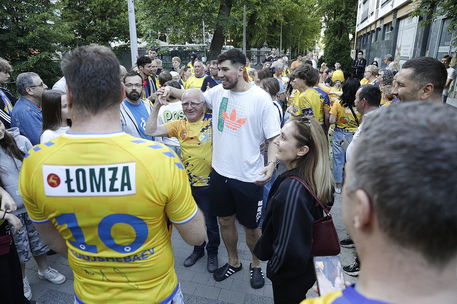Niespodzianka się udała. Fani pożegnali braci Dujszebajewów - Radio Kielce 08.06.2026. Kielce. Pożegnanie Alexa i Daniela Dujszebajewów przez kibiców Industrii Kielce / Fot. Jarosław Kubalski - Radio Kielce