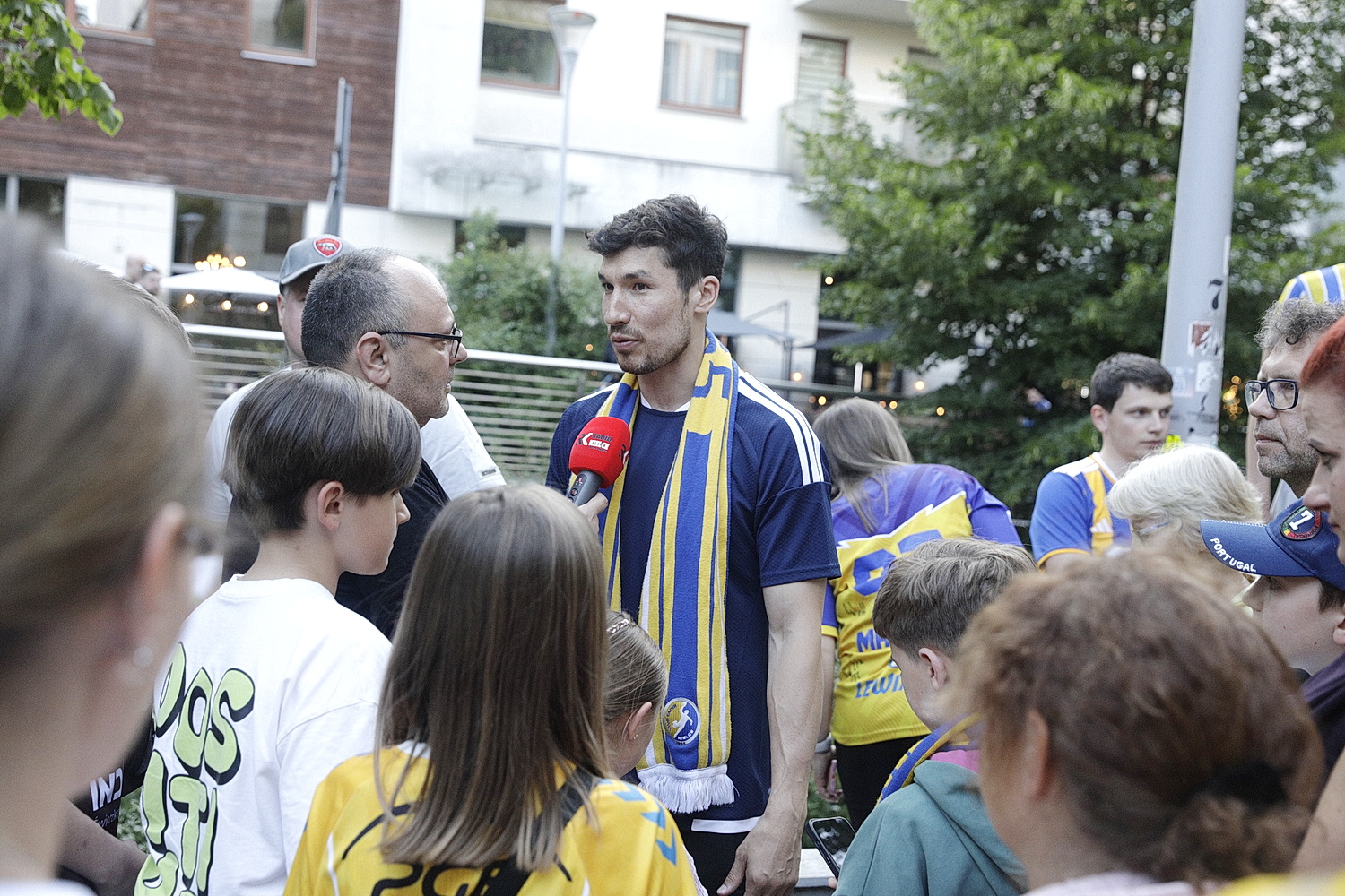 Niespodzianka się udała. Fani pożegnali braci Dujszebajewów - Radio Kielce 08.06.2026. Kielce. Pożegnanie Alexa i Daniela Dujszebajewów przez kibiców Industrii Kielce / Fot. Jarosław Kubalski - Radio Kielce