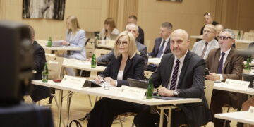 Marszałek województwa z absolutorium i wotum zaufania