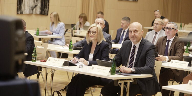 Marszałek województwa z absolutorium i wotum zaufania - Radio Kielce Marszałek województwa z absolutorium i wotum zaufania