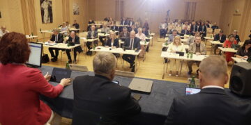 W KO czy w PiS? Radny sejmiku na politycznym rozdrożu