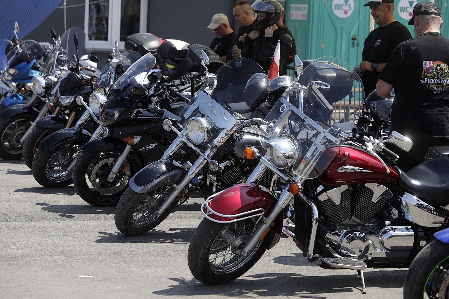 Kilkaset zabytkowych motocykli i samochodów cieszyło oczy publiczności