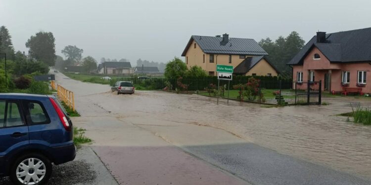 Burze w regionie. Część samorządów szacuje straty - Radio Kielce Burze w regionie. Część samorządów szacuje straty