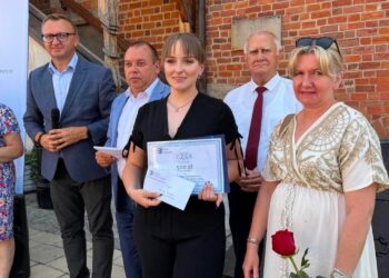 Najlepsi uczniowie z powiatu sandomierskiego z nagrodami