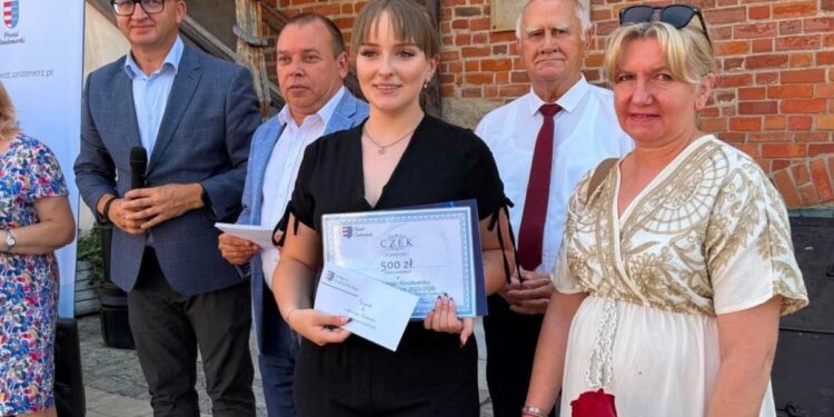 Najlepsi uczniowie z powiatu sandomierskiego z nagrodami
