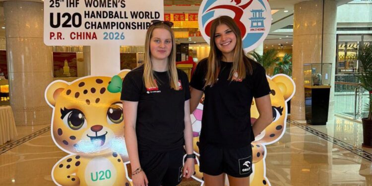 Na zdjęciu (od lewej): Nina Smelcerz i Julia Grzesista / Fot. Suzuki Korona Handball Kielce - Facebook