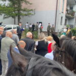 Biały pomnik przypomina bohatera i piętnuje zdrajcę - Radio Kielce