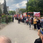 Biały pomnik przypomina bohatera i piętnuje zdrajcę - Radio Kielce