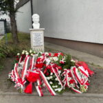 Biały pomnik przypomina bohatera i piętnuje zdrajcę - Radio Kielce