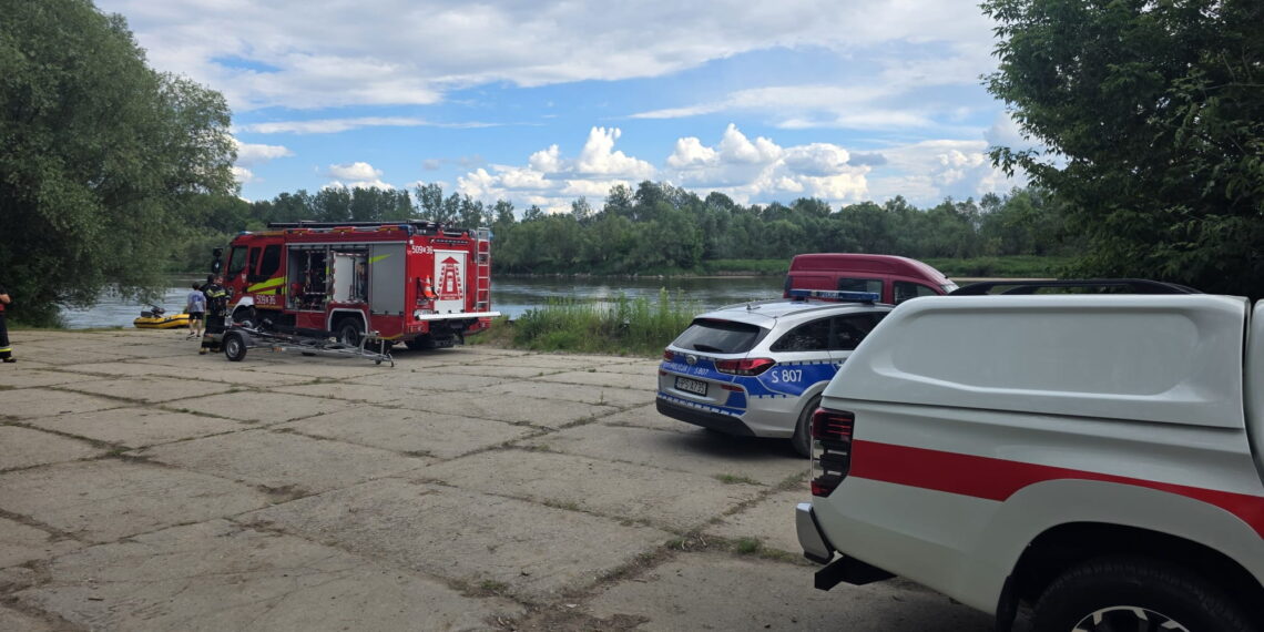 Pusty ponton i akcja służb na Wiśle