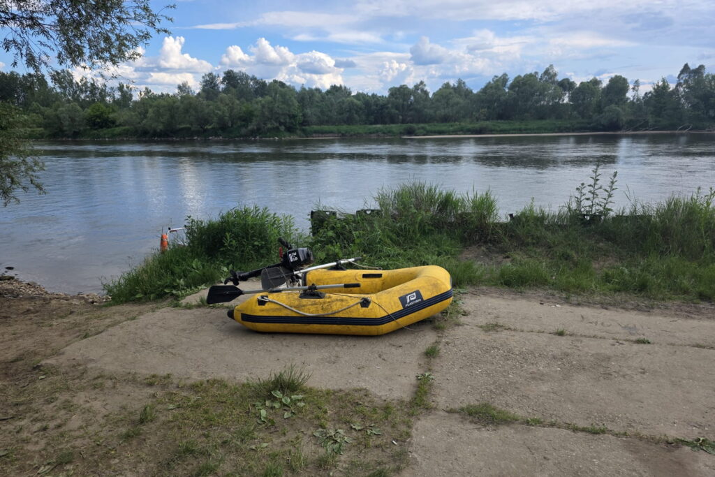 Pusty ponton i akcja służb na Wiśle